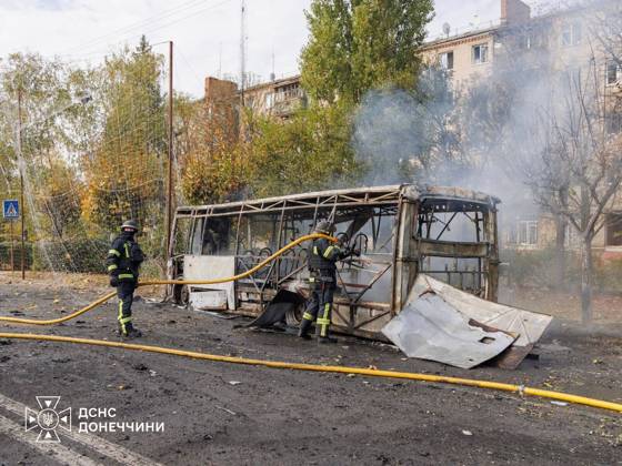 33 killed and 18 injured in Russian strike on passenger buses in Donetsk region s Kramatorsk KRAMATORSK, UKRAINE - OCTOBER 8: (----EDITORIAL USE ONLY - MANDATORY CREDIT - UKRAINIAN STATE EMERGENCY SERVICE HANDOUT - NO MARKETING NO ADVERTISING CAMPAIGNS - DISTRIBUTED AS A SERVICE TO CLIENTS----) Firefighters perform cooling and search operations on the burnt shell of a passenger bus following a Russian missile and aerial bomb strike in Kramatorsk, Donetsk region, Ukraine on October 8, 2026. The strike targeted two civilian buses, killing 30 people in Kramatorsk, while shelling in nearby Bilenke claimed three more lives, bringing the total regional casualties to 33 dead and 18 injured. Emergency personnel recovered a victim from under the Copyright: x2026xAnadoluxStatexEmergencyxServicexofxUkrainex xHandoutx
