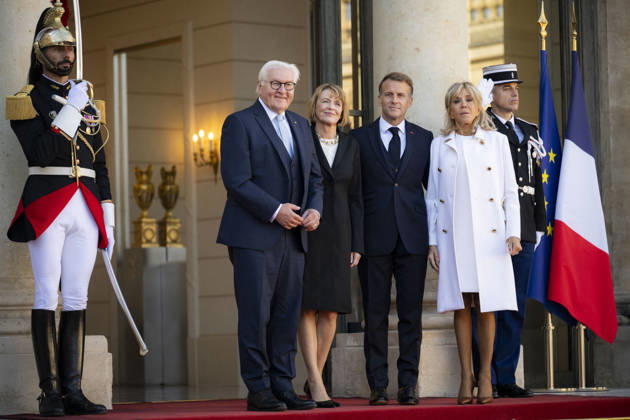 French President Macron Welcomes Germany s President Steinmeier - Paris French President Emmanuel Macron and his wife Brigitte Macron welcomes Germany s President Frank-Walter Steinmeier and his wife Elke Buedenbender at the Elysee Palace in Paris on October 8, 2026. Photo by Eliot Blondet ABACAPRESS.COM Paris France France  Copyright: xBlondetxEliot ABACAx