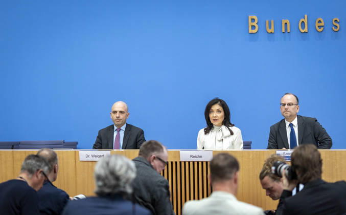 Katherina Reiche, Federal Minister of Economic Affairs and Energy, presents the federal government s Fall 2026 Economic Forecast at a federal press conference in Berlin on October 8, 2026, Berlin, Germany Copyright: xYonaxElsnerx