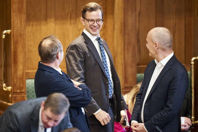 During the opening debate in the Danish Parliament, Minister of Business and Competitiveness Martin Lidegaard of the Social Liberal Party, Liberal Alliance Chairman Alex Vanopslagh, and Red-Green Alliance Political Leader Pelle Dragsted (from left to right) are seen chatting during the parliamentary opening debate in the Folketing Hall a  Copyright: RitzauxScanpix ThomasxTraasdahlx spdk20261008-131038-L