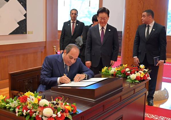Egyptian and South Korean Presidents Attend Official Welcome in Seoul Egyptian President Abdel Fattah al-Sisi and South Korean President Lee Jae Myung attend an official welcoming ceremony at the South Korean presidential office in Seoul, South Korea, on October 8, 2026. Lee welcomed al-Sisi on arrival as the two countries’ national anthems were played and an honor guard was reviewed, before the Egyptian president signed the official guest book and the two leaders posed for a commemorative photograph. Photo by Egyptian President Office apaimages Cairo Cairo Egypt 081026_South_Korea_EPO_00(11) Copyright: xapaimagesxEgyptianxPresidentxOfficex xapaimagesx