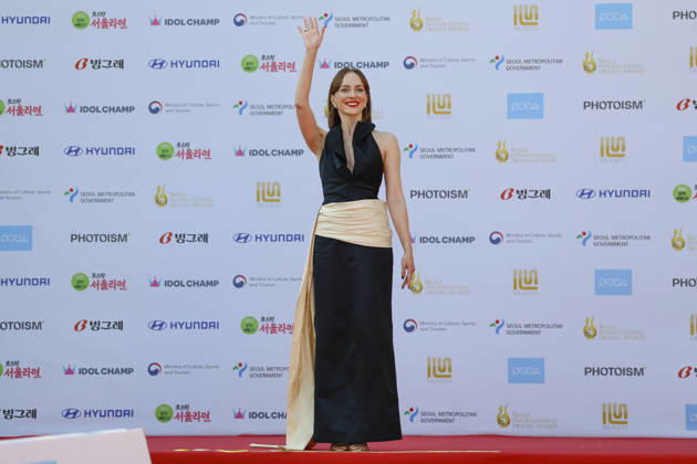 red carpet at Seoul Drama Awards in South Korea Czech actress Elizaveta Maximova poses for photos on the red carpet during the 21st Seoul International Drama Awards in Seoul, South Korea, on October 08, 2026. Seoul South Korea  Copyright: xMatrixxImages JungxUi-Chelx