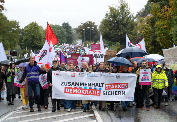 October 8, 2026, Welfare State Demonstration in Kiel Under the slogan Secure Democracy, Strengthen Cohesion, welfare organizations in Kiel called for a demonstration. After the opening rally, approximately 5,000 participants marched from Kiel’s City Hall Square along Düsternbrooker Weg to the Kiel State House. Kiel, Düsternbrooker Weg, Schleswig Holstein, Germany