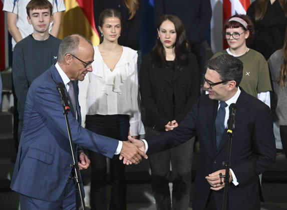 German Chancellor Friedrich Merz, British Prime Minister Andy Burnham attend Kensington Treaty ratification ceremony in Berlin BERLIN, GERMANY - OCTOBER 08: German Chancellor Friedrich Merz and British Prime Minister Andy Burnham shake hands during a ceremony marking the exchange of instruments of ratification of the Kensington Treaty at the Federal Chancellery in Berlin, Germany, on October 08, 2026. High school students also attend the ceremony. Halil Sagirkaya Anadolu Berlin Germany. Editorial use only. Please get in touch for any other usage. Copyright: x2026xAnadoluxHalilxSagirkayax
