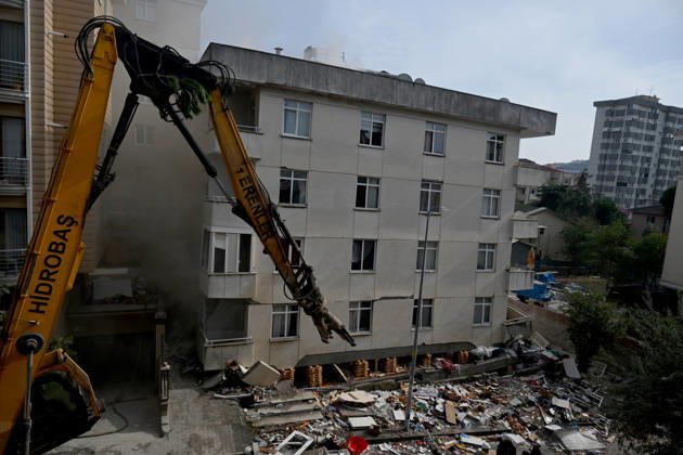 Partial collapse occurs in 7-story building in Istanbul s Maltepe district ISTANBUL, TURKIYE - OCTOBER 08: Search and rescue personnel, including firefighters, AFAD, UMKE, and police teams initiate a controlled demolition to safely reach three people trapped under rubble after the lower three floors of a seven-story residential building collapsed for undetermined reasons in the Maltepe district of Istanbul, Turkiye, on October 08, 2026. Ahmet Okatali Anadolu Istanbul Turkey. Editorial use only. Please get in touch for any other usage. Copyright: x2026xAnadoluxAhmetxOkatalix