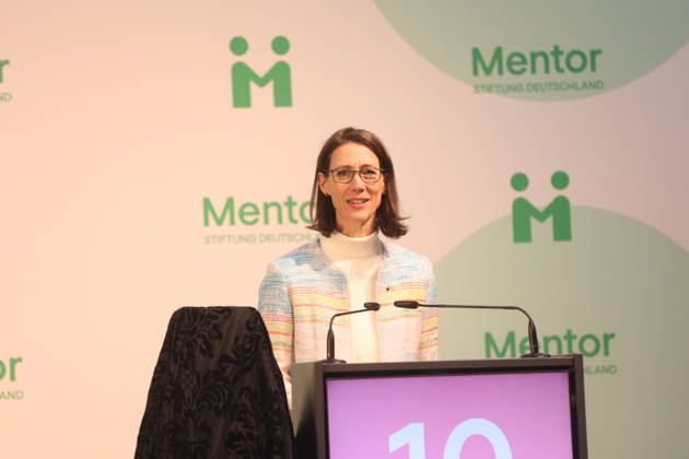 Queen Silvia of Sweden Presents Award on Mainau Island, Konstanz, Mainau, 0810 2026 Her Majesty Queen Silvia of Sweden presents the Mentor Award at a ceremony marking the 10th anniversary of the Mentor Foundation Germany in Baden-Württemberg, Germany Copyright: xMatthiasxGränzdörferx