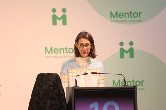 Queen Silvia of Sweden Presents Award on Mainau Island, Konstanz, Mainau, 0810 2026 Her Majesty Queen Silvia of Sweden presents the Mentor Award at a ceremony marking the 10th anniversary of the Mentor Foundation Germany in Baden-Württemberg, Germany Copyright: xMatthiasxGränzdörferx