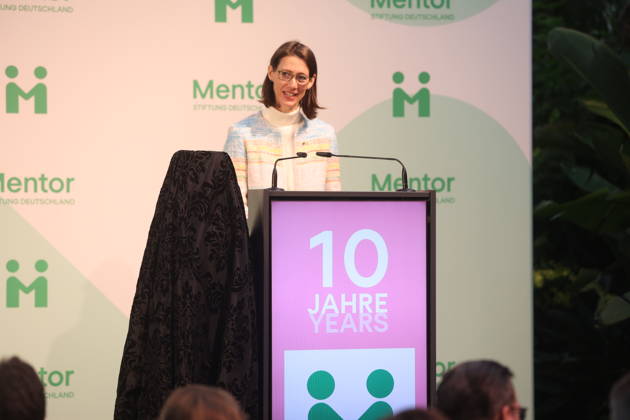 Queen Silvia of Sweden Presents Award on Mainau Island, Konstanz, Mainau, 0810 2026 Her Majesty Queen Silvia of Sweden presents the Mentor Award at a ceremony marking the 10th anniversary of the Mentor Foundation Germany in Baden-Württemberg, Germany Copyright: xMatthiasxGränzdörferx