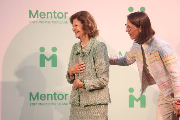 Queen Silvia of Sweden Presents Award on Mainau Island, Konstanz, Mainau, 0810 2026 Her Majesty Queen Silvia of Sweden presents the Mentor Award at a ceremony marking the 10th anniversary of the Mentor Foundation Germany in Baden-Württemberg, Germany Copyright: xMatthiasxGränzdörferx