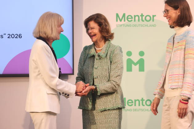 Queen Silvia of Sweden Presents Award on Mainau Island, Konstanz, Mainau, 0810 2026 Her Majesty Queen Silvia of Sweden presents the Mentor Award at a ceremony marking the 10th anniversary of the Mentor Foundation Germany in Baden-Württemberg, Germany Copyright: xMatthiasxGränzdörferx