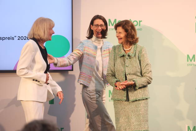 Queen Silvia of Sweden Presents Award on Mainau Island, Konstanz, Mainau, 0810 2026 Her Majesty Queen Silvia of Sweden presents the Mentor Award at a ceremony marking the 10th anniversary of the Mentor Foundation Germany in Baden-Württemberg, Germany Copyright: xMatthiasxGränzdörferx