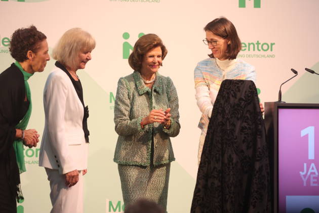 Queen Silvia of Sweden Presents Award on Mainau Island, Konstanz, Mainau, 0810 2026 Her Majesty Queen Silvia of Sweden presented the Mentor Award at a ceremony marking the 10th anniversary of the Mentor Foundation Germany. During the presentation, the award slipped from her hands and landed on the feet of the recipient. In Baden-Württemberg, Germany Copyright: xMatthiasxGränzdörferx