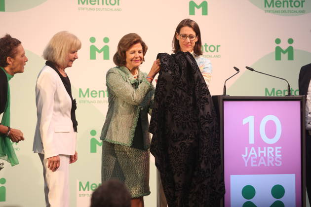 Queen Silvia of Sweden Presents Award on Mainau Island, Konstanz, Mainau, 0810 2026 Her Majesty Queen Silvia of Sweden presented the Mentor Award at a ceremony marking the 10th anniversary of the Mentor Foundation Germany. During the presentation, the award slipped from her hands and landed on the feet of the recipient. In Baden-Württemberg, Germany Copyright: xMatthiasxGränzdörferx