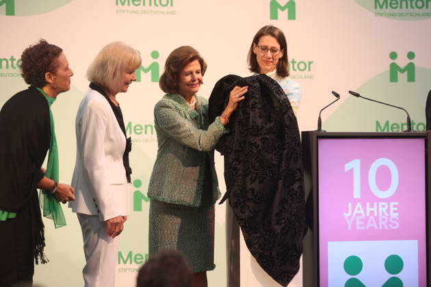 Queen Silvia of Sweden Presents Award on Mainau Island, Konstanz, Mainau, 0810 2026 Her Majesty Queen Silvia of Sweden presented the Mentor Award at a ceremony marking the 10th anniversary of the Mentor Foundation Germany. During the presentation, the award slipped from her hands and landed on the feet of the recipient. In Baden-Württemberg, Germany Copyright: xMatthiasxGränzdörferx