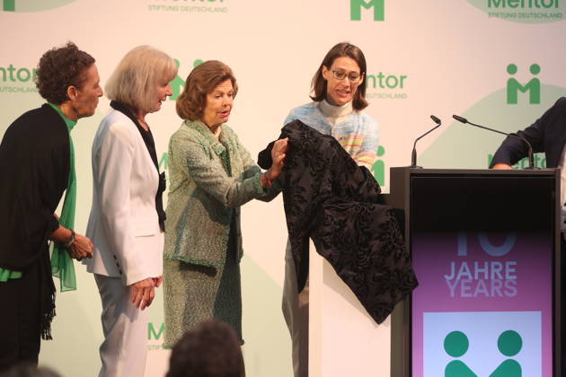 Queen Silvia of Sweden Presents Award on Mainau Island, Konstanz, Mainau, 0810 2026 Her Majesty Queen Silvia of Sweden presented the Mentor Award at a ceremony marking the 10th anniversary of the Mentor Foundation Germany. During the presentation, the award slipped from her hands and landed on the feet of the recipient. In Baden-Württemberg, Germany Copyright: xMatthiasxGränzdörferx