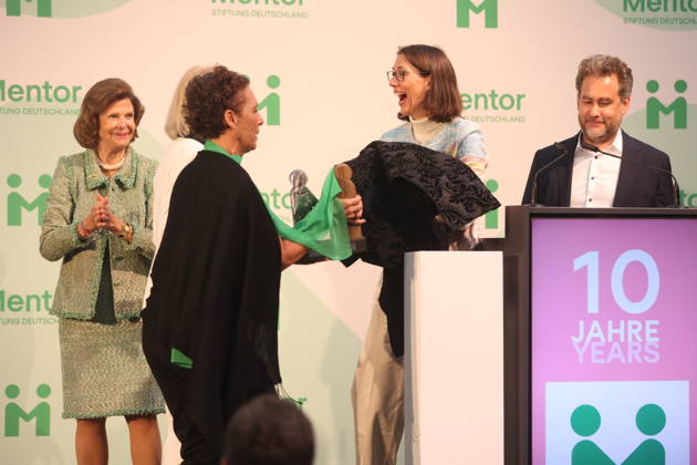 Queen Silvia of Sweden Presents Award on Mainau Island, Konstanz, Mainau, 0810 2026 Her Majesty Queen Silvia of Sweden presented the Mentor Award at a ceremony marking the 10th anniversary of the Mentor Foundation Germany. During the presentation, the award slipped from her hands and landed on the feet of the recipient. In Baden-Württemberg, Germany Copyright: xMatthiasxGränzdörferx