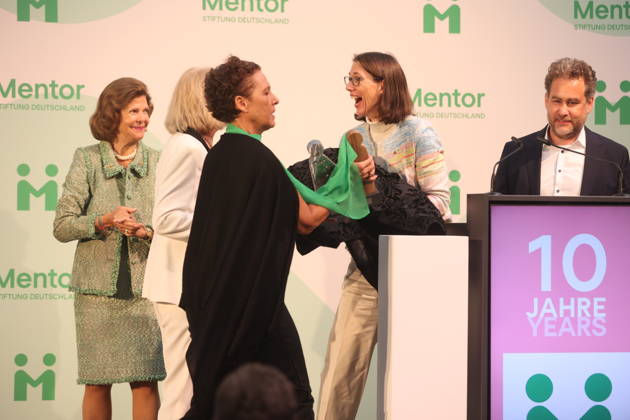 Queen Silvia of Sweden Presents Award on Mainau Island, Konstanz, Mainau, 0810 2026 Her Majesty Queen Silvia of Sweden presented the Mentor Award at a ceremony marking the 10th anniversary of the Mentor Foundation Germany. During the presentation, the award slipped from her hands and landed on the feet of the recipient. In Baden-Württemberg, Germany Copyright: xMatthiasxGränzdörferx