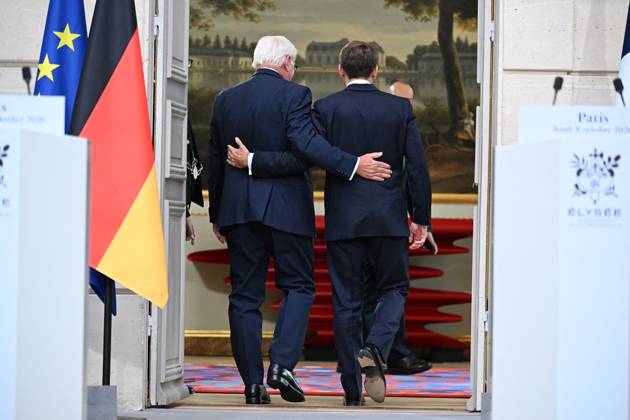 French And German Presidents Press Conference - Paris French President Emmanuel Macron and German President Frank Walter Steinmeier walk arm-in-arm after a joint press conference at the Elysee Palace in Paris, France on Undated. Photo by Eric Tschaen Pool ABACAPRESS.COM PARIS IDF France Copyright: xTschaenxEric Pool ABACAx
