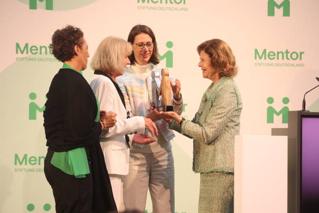 Queen Silvia of Sweden Presents Award on Mainau Island, Konstanz, Mainau, 0810 2026 Her Majesty Queen Silvia of Sweden presented the Mentor Award at a ceremony marking the 10th anniversary of the Mentor Foundation Germany. During the presentation, the award slipped from her hands and landed on the feet of the recipient. In Baden-Württemberg, Germany Copyright: xMatthiasxGränzdörferx