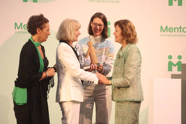 Queen Silvia of Sweden Presents Award on Mainau Island, Konstanz, Mainau, 0810 2026 Her Majesty Queen Silvia of Sweden presented the Mentor Award at a ceremony marking the 10th anniversary of the Mentor Foundation Germany. During the presentation, the award slipped from her hands and landed on the feet of the recipient. In Baden-Württemberg, Germany Copyright: xMatthiasxGränzdörferx