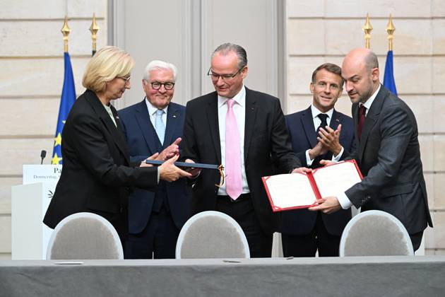 French And German Presidents Press Conference - Paris French President Emmanuel Macron and German President Frank Walter Steinmeier sign a Franco-German Youth Office agreement at the Elysee Palace in Paris, France on Undated. French Minister of Europe and Foreign Affairs Jean Noel Barrot, German Deputy Foreign Minister Gunther Krichbaum, and German Plenipotentiary for Cultural Affairs Anne Rehlinger participate in the signing. Photo by Eric Tschaen Pool ABACAPRESS.COM PARIS IDF France Copyright: xTschaenxEric Pool ABACAx