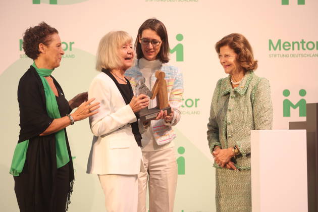 Queen Silvia of Sweden Presents Award on Mainau Island, Konstanz, Mainau, 0810 2026 Her Majesty Queen Silvia of Sweden presented the Mentor Award at a ceremony marking the 10th anniversary of the Mentor Foundation Germany. During the presentation, the award slipped from her hands and landed on the feet of the recipient. In Baden-Württemberg, Germany Copyright: xMatthiasxGränzdörferx