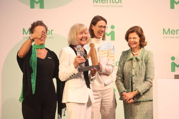 Queen Silvia of Sweden Presents Award on Mainau Island, Konstanz, Mainau, 0810 2026 Her Majesty Queen Silvia of Sweden presented the Mentor Award at a ceremony marking the 10th anniversary of the Mentor Foundation Germany. During the presentation, the award slipped from her hands and landed on the feet of the recipient. In Baden-Württemberg, Germany Copyright: xMatthiasxGränzdörferx