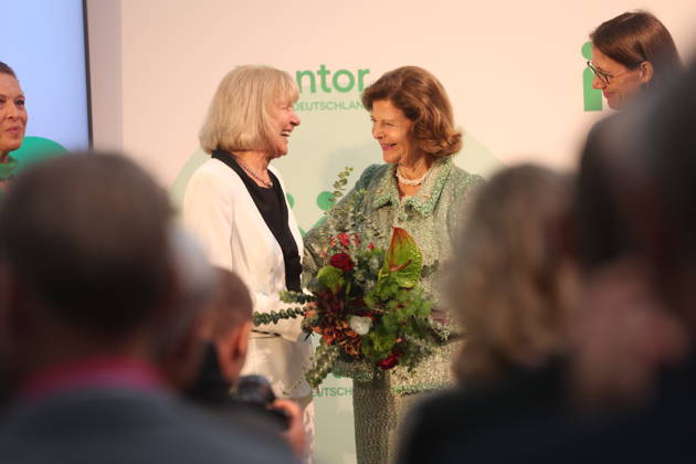 Queen Silvia of Sweden Presents Award on Mainau Island, Konstanz, Mainau, 0810 2026 Her Majesty Queen Silvia of Sweden presented the Mentor Award at a ceremony marking the 10th anniversary of the Mentor Foundation Germany. During the presentation, the award slipped from her hands and landed on the feet of the recipient. In Baden-Württemberg, Germany Copyright: xMatthiasxGränzdörferx