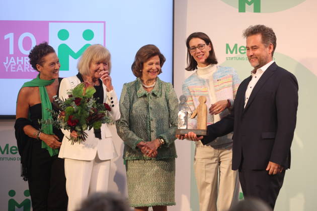 Queen Silvia of Sweden Presents Award on Mainau Island, Konstanz, Mainau, 0810 2026 Her Majesty Queen Silvia of Sweden presented the Mentor Award at a ceremony marking the 10th anniversary of the Mentor Foundation Germany. During the presentation, the award slipped from her hands and landed on the feet of the recipient. In Baden-Württemberg, Germany Copyright: xMatthiasxGränzdörferx