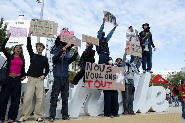 HIGH SCHOOL STUDENTS PROTEST PHOTOPQR SUD OUEST XAVIER LEOTY La Rochelle October 8, 2026 High school and college students protest in La Rochelle, October 8, 2026 PHOTO XAVIER LEOTY France Fires have broken out at several schools in France as students protest by blocking access to educational institutions nationwide over school funding and learning conditions La Rochelle CHARENTE MARITIME France  Copyright: xPHOTOPQR SUDxOUEST MAXPPPxXAVIERxLEOTYx 20261008SDO9775 20261008SDO9775