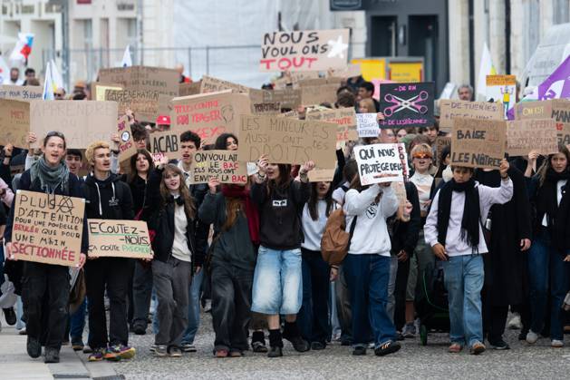 HIGH SCHOOL STUDENTS PROTEST PHOTOPQR SUD OUEST XAVIER LEOTY 10 08 2026 High school and college students protest in La Rochelle, October 8, 2026 PHOTO XAVIER LEOTY France Fires have broken out at several schools in France as students protest by blocking access to educational institutions nationwide over school funding and learning conditions France  Copyright: xPHOTOPQR SUDxOUEST MAXPPPxXAVIERxLEOTYx 20261008SDO9783 20261008SDO9783