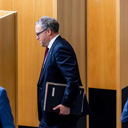 October 8, 2026, GER, News Politics, 8th Legislative Session, 57th Plenary Session in the Plenary Hall of the Thuringian State Parliament. Pictured: Mario Voigt (CDU) on his way to the election. Steffen Quasebarth. Thüringen Gerecht fails in the first round of voting for Vice President of the Thuringian State Parliament. 99096 Erfurt, Thuringian State Parliament, Thuringia, Germany