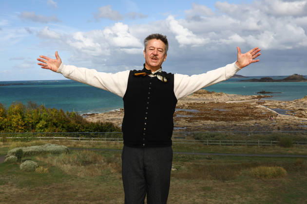 October 8, 2026, Dinard, Bretagne, France: THIBAULT DE MONTALEMBERT posed during the Jury photocall at Emeria during the 37th Dinard British and Irish Film Festival in Dinard, France. Dinard France  - ZUMAc179 20261008_zep_c179_037 Copyright: xMickaelxChavetx