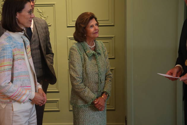 Queen Silvia of Sweden Visits Mainau Island in Konstanz, Mainau, October 8, 2026 Her Majesty Queen Silvia of Sweden visits Mainau Island near Konstanz and, among other things, signs the city’s Golden Book. Pictured: Countess Bettina Bernadotte, Queen Silvia of Sweden, Baden-Württemberg, Germany Copyright: xMatthiasxGränzdörferx