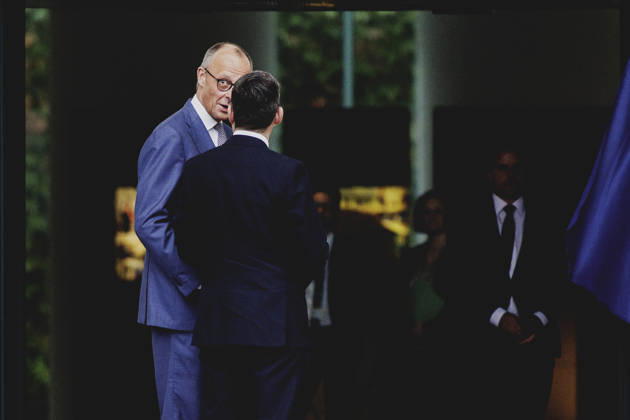 L R Friedrich Merz, CDU, Chancellor of Germany, and Andrew Burnham, Prime Minister of the United Kingdom, photographed during a reception with military honors at the Federal Chancellery in Berlin, October 8, 2026, Berlin, Germany Copyright: xFlorianxGaertnerx