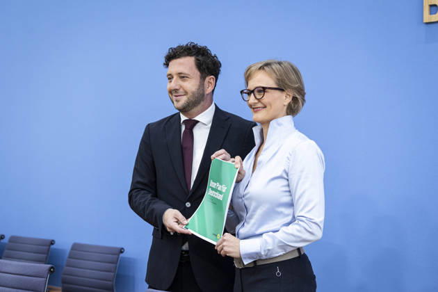 R L Franziska Brantner, co-chair of Alliance 90 The Greens, and Felix Banaszak, co-chair of Alliance 90 The Greens, photographed during the press conference to present the flagship proposal Our Plan for Germany, Berlin, October 8, 2026, Berlin, Germany Copyright: xRubyxTilkornx