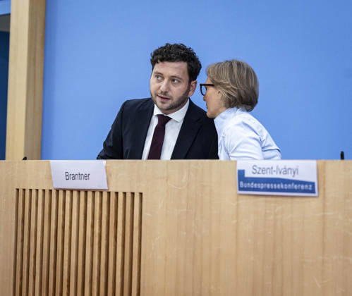 R L Franziska Brantner, co-chair of Alliance 90 The Greens, and Felix Banaszak, co-chair of Alliance 90 The Greens, photographed during the press conference to present the flagship proposal Our Plan for Germany, Berlin, October 8, 2026, Berlin, Germany Copyright: xRubyxTilkornx