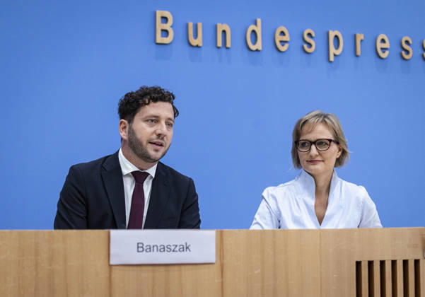 R L Franziska Brantner, co-chair of Alliance 90 The Greens, and Felix Banaszak, co-chair of Alliance 90 The Greens, photographed during the press conference to present the flagship proposal Our Plan for Germany, Berlin, October 8, 2026, Berlin, Germany Copyright: xRubyxTilkornx
