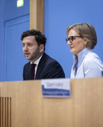 R L Franziska Brantner, co-chair of Alliance 90 The Greens, and Felix Banaszak, co-chair of Alliance 90 The Greens, photographed during the press conference to present the flagship proposal Our Plan for Germany, Berlin, October 8, 2026, Berlin, Germany Copyright: xRubyxTilkornx