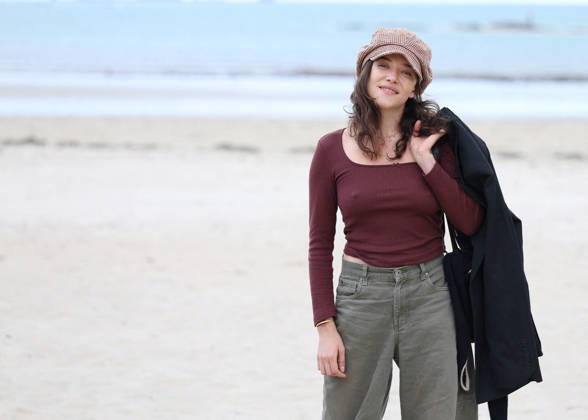 Zoe Adjani on the beach during the 37th Dinard British and Irish Film Festival in Dinard, France, on October 8, 2026. Denis Guignebourg, Bestimage. 37th Dinard British and Irish Film Festival on October 8, 2026, in Dinard, France. Dinard, France Copyright: xDenisxGuignebourgx xBestimagexDenisxGuignebourgx xBestimagex