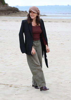 Zoe Adjani on the beach during the 37th Dinard British and Irish Film Festival in Dinard, France, on October 8, 2026. Denis Guignebourg, Bestimage. 37th Dinard British and Irish Film Festival on October 8, 2026, in Dinard, France. Dinard, France Copyright: xDenisxGuignebourgx xBestimagexDenisxGuignebourgx xBestimagex