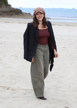 Zoe Adjani on the beach during the 37th Dinard British and Irish Film Festival in Dinard, France, on October 8, 2026. Denis Guignebourg, Bestimage. 37th Dinard British and Irish Film Festival on October 8, 2026, in Dinard, France. Dinard, France Copyright: xDenisxGuignebourgx xBestimagexDenisxGuignebourgx xBestimagex