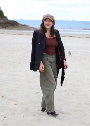 Zoe Adjani on the beach during the 37th Dinard British and Irish Film Festival in Dinard, France, on October 8, 2026. Denis Guignebourg, Bestimage. 37th Dinard British and Irish Film Festival on October 8, 2026, in Dinard, France. Dinard, France Copyright: xDenisxGuignebourgx xBestimagexDenisxGuignebourgx xBestimagex