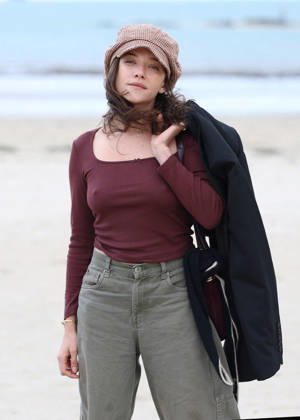 Zoe Adjani on the beach during the 37th Dinard British and Irish Film Festival in Dinard, France, on October 8, 2026. Denis Guignebourg, Bestimage. 37th Dinard British and Irish Film Festival on October 8, 2026, in Dinard, France. Dinard, France Copyright: xDenisxGuignebourgx xBestimagexDenisxGuignebourgx xBestimagex