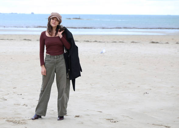 Zoe Adjani on the beach during the 37th Dinard British and Irish Film Festival in Dinard, France, on October 8, 2026. Denis Guignebourg, Bestimage. 37th Dinard British and Irish Film Festival on October 8, 2026, in Dinard, France. Dinard, France Copyright: xDenisxGuignebourgx xBestimagexDenisxGuignebourgx xBestimagex