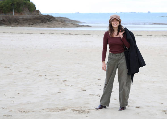 Zoe Adjani on the beach during the 37th Dinard British and Irish Film Festival in Dinard, France, on October 8, 2026. Denis Guignebourg, Bestimage. 37th Dinard British and Irish Film Festival on October 8, 2026, in Dinard, France. Dinard, France Copyright: xDenisxGuignebourgx xBestimagexDenisxGuignebourgx xBestimagex