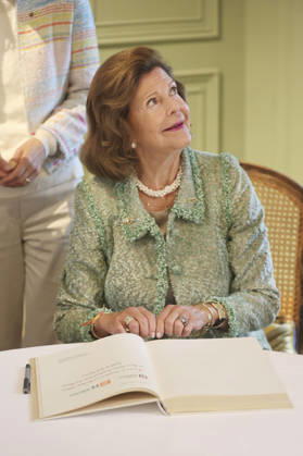 Queen Silvia of Sweden signing the Golden Book of the City of Konstanz on the occasion of the Mentor Foundation’s anniversary on Mainau Island, Mainau, October 8, 2026 Foto:xAgenturxWehnertx xGränzdörferx xFuturexImagex silvia_6007