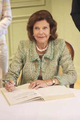 Queen Silvia of Sweden signing the Golden Book of the City of Konstanz on the occasion of the Mentor Foundation’s anniversary on Mainau Island, Mainau, October 8, 2026 Foto:xAgenturxWehnertx xGränzdörferx xFuturexImagex silvia_6008