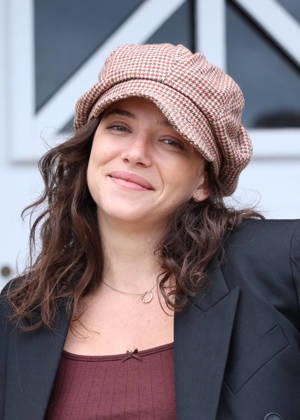 Zoe Adjani at the unveiling of Amira Casar’s beach hut on Dinard Beach during the 37th Dinard British and Irish Film Festival, France, on October 8, 2026. Denis Guignebourg, Bestimage. 37th Dinard British Irish Film Festival on October 8, 2026, in Dinard, France. Dinard, France Copyright: xDenisxGuignebourgx xBestimagexDenisxGuignebourgx xBestimagex