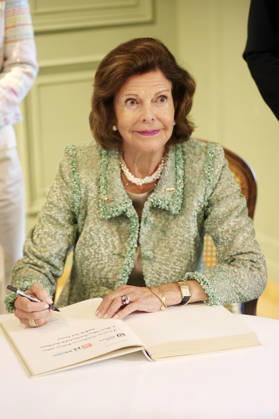 Queen Silvia of Sweden signing the Golden Book of the City of Konstanz on the occasion of the Mentor Foundation’s anniversary on Mainau Island, Mainau, October 8, 2026 Foto:xAgenturxWehnertx xGränzdörferx xFuturexImagex silvia_6009